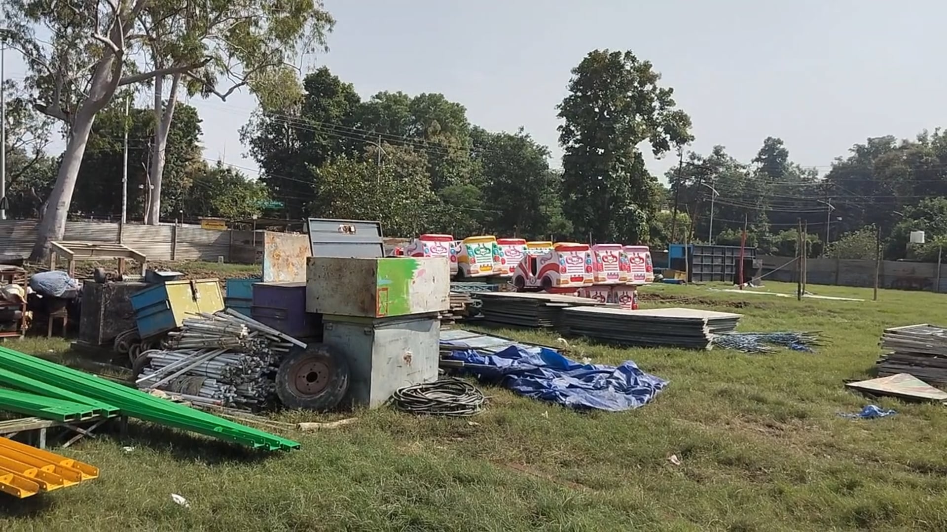 ओसीएफ रामलीला मैदान में मेले की तैयारियां शुरू...