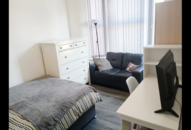 🏠Best Quiet Room - Best Location & Mates! 💯 Main Photo