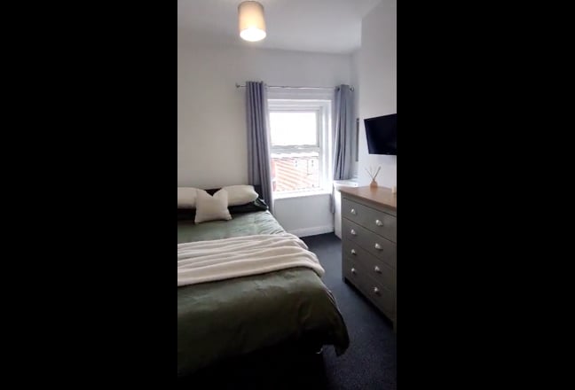 Spacious Double Rooms - Newly Refurbished Main Photo