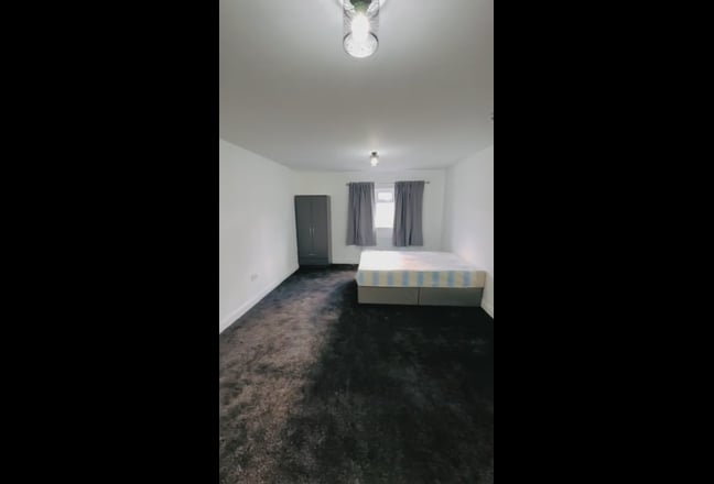 Single room available now, Garden House. Maple R Main Photo