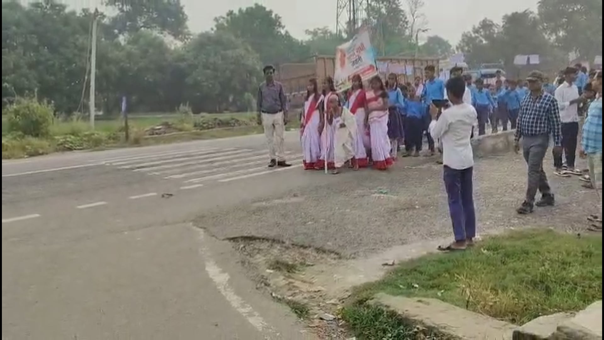 गांधी जयंती पर बगहा में गूंजा स्वच्छता का संदेश, तख्तियां लेकर सड़कों पर उतरे बच्चे