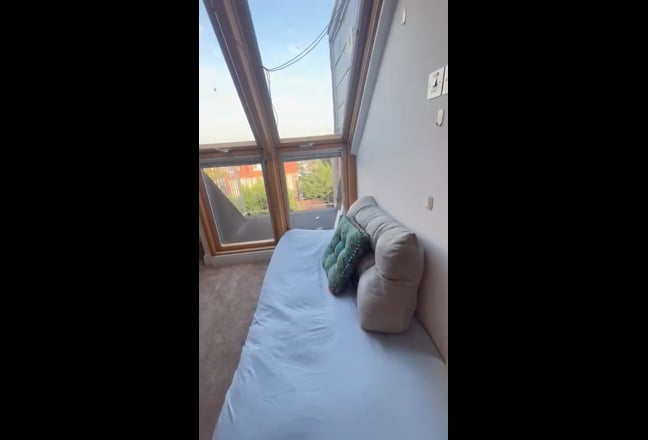 Large room ensuite with balcony Main Photo
