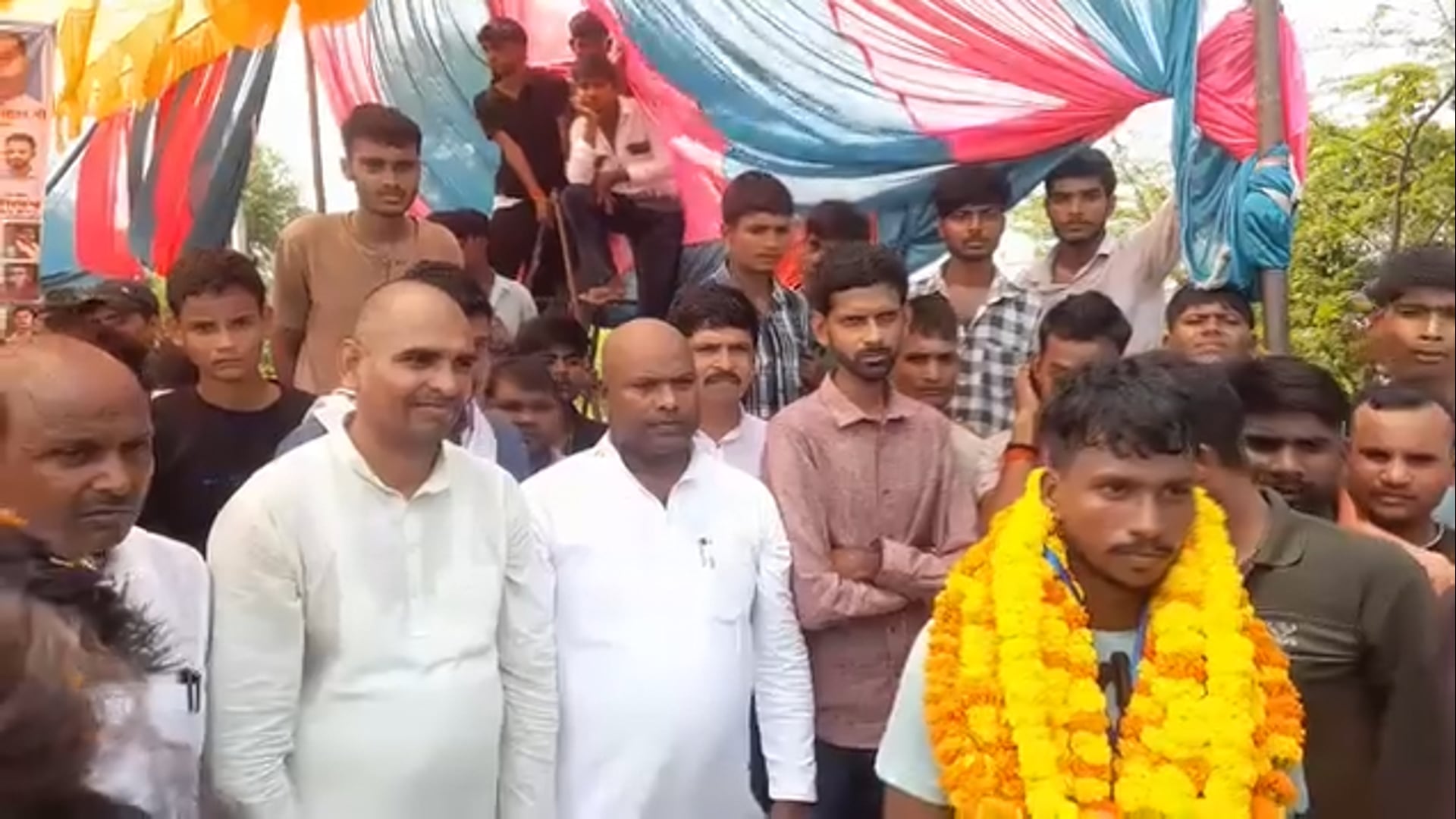 आलापुर, अम्बेडकर नगर। ढोलबजवा बाजार स्थित ग्राम पंचायत बसहिया गंगा सागर में पांच किलोमीटर