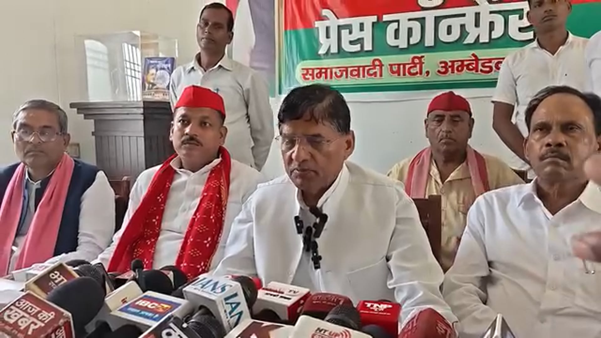 सपा की प्रेस कॉन्फ्रेंस में ‘वोट चोरी’ का आरोप, मुख्य चुनाव आयुक्त के खिलाफ मोर्चा