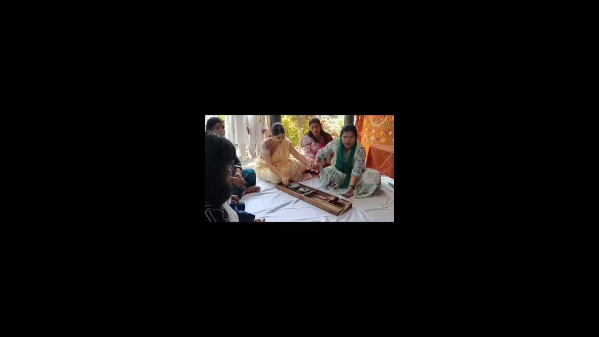 अम्बेडकरनगर: गांधी जयंती एवं लाल बहादुर शास्त्री जयंती पर जिलाधिकारी ईशा प्रिया ने चलाया चरखा, दिया स्वदेशी का संदेश