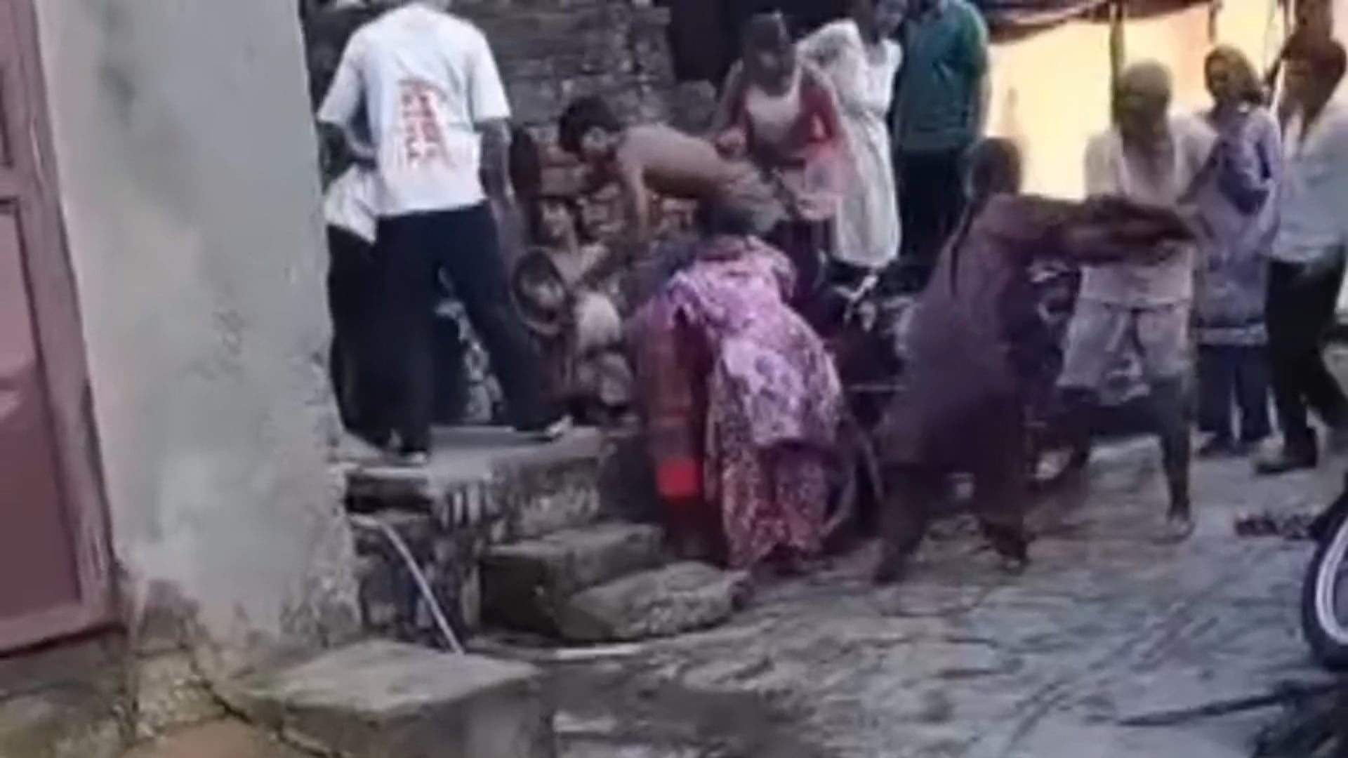 कलियर विधानसभा के कोटा मुरादनगर का बताया जा रहा है वीडियो! एक दूसरे पर डंडों से प्रहार!