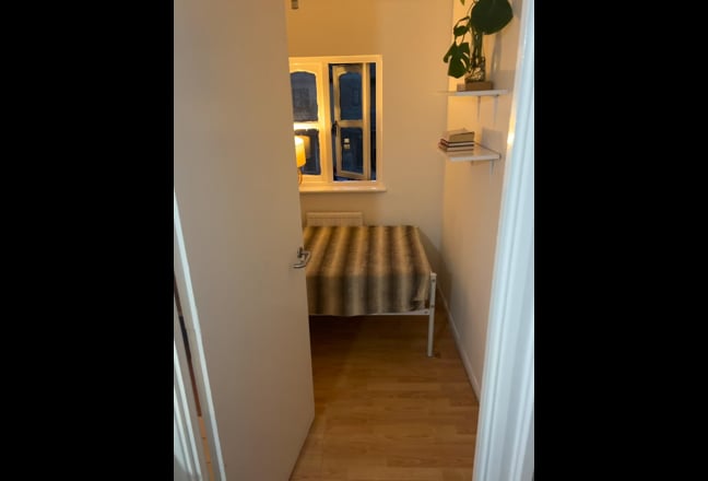 2 Rooms for Rent in Devons Road Main Photo