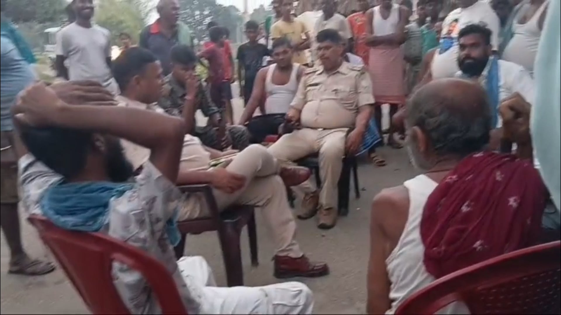 गोरगामा में विवाद की सूचना पर पहुंची पुलिस, ग्रामीणों को समझाकर शांत कराया मामला।