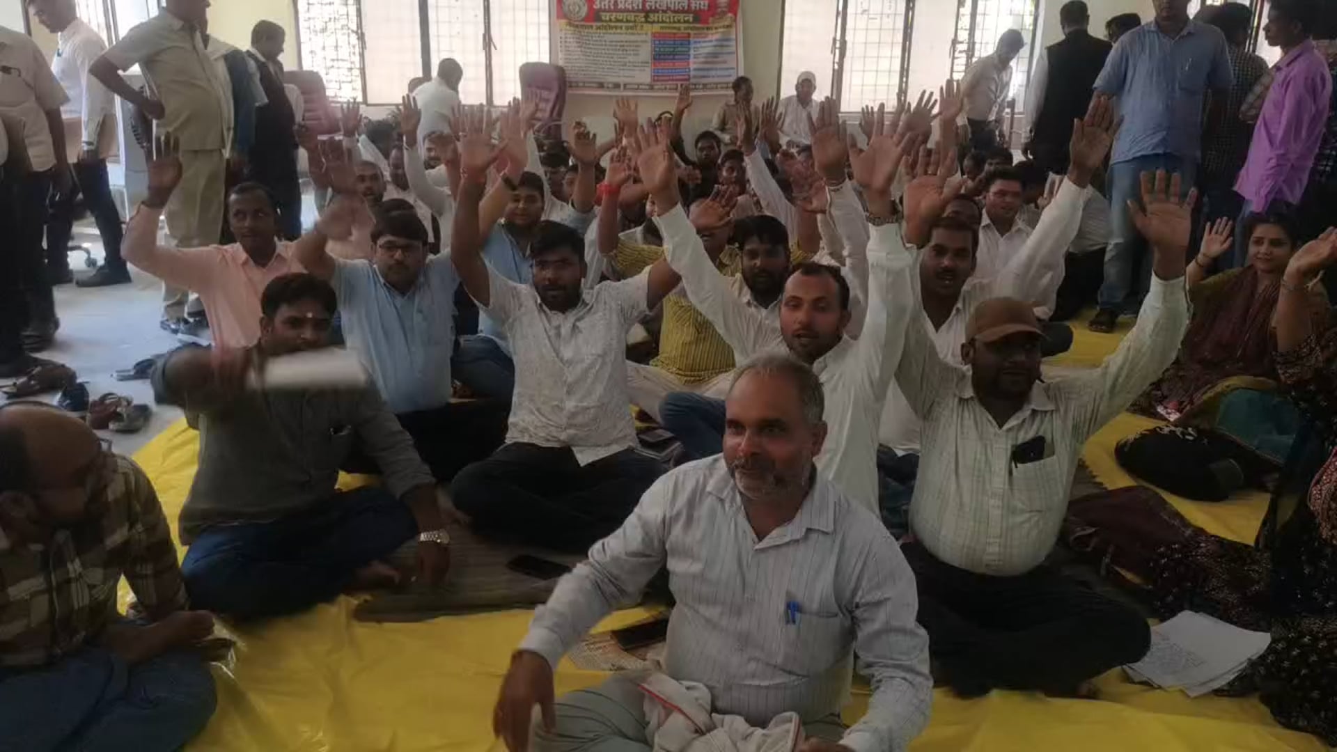 उत्तर प्रदेश लेखपाल संघ तहसील ईकाई कुंडा मे लेखपालों का जोरदार प्रदर्शन