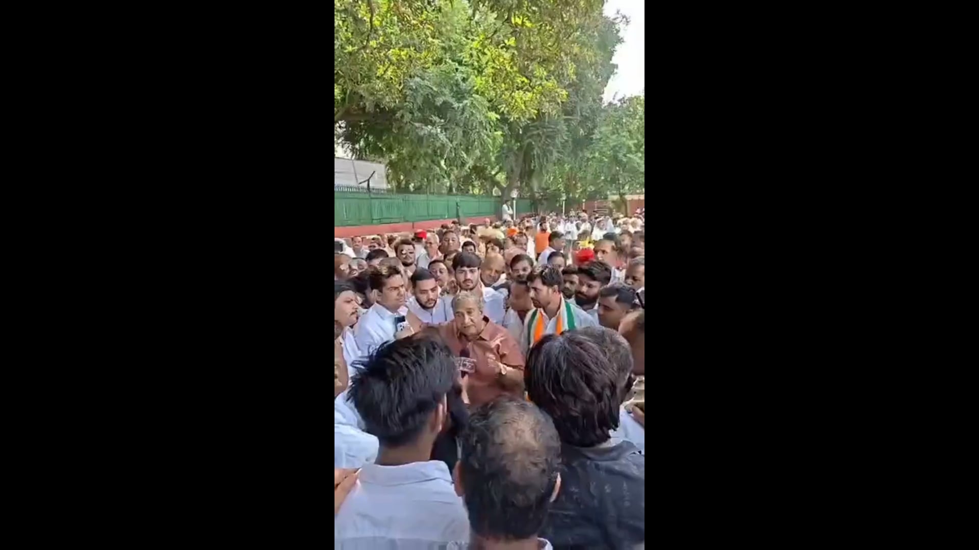 पूर्व मंत्री आठ बार के लगातार विधायक रहे श्याम सुंदर शर्मा कांग्रेस में घर वापसी के लिए समर्थकों के साथ हुए दिल्ली रवाना