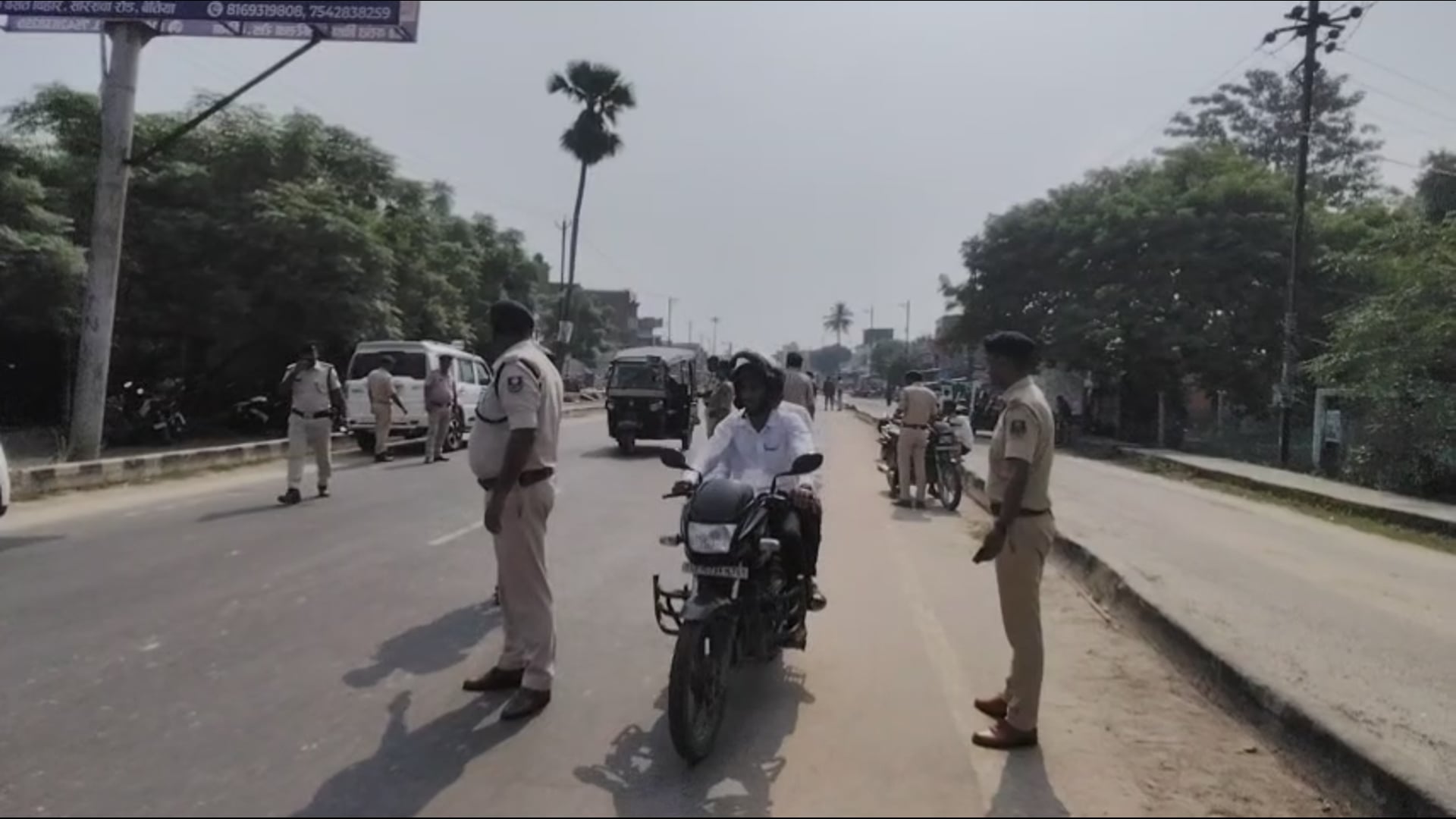 बगहा में पुलिस का विशेष वाहन जांच अभियान, हेलमेट और कागजात की हुई जांच