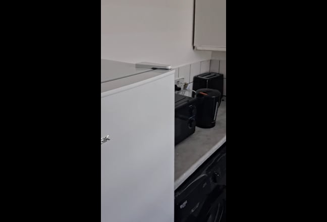 Camberwell pad with own kitchen. Only share shower Main Photo