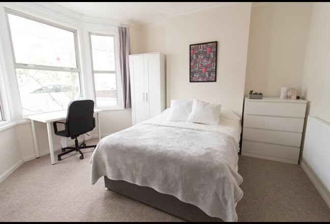 Wow! Big double room in Tooting near stations!  🏡 Main Photo