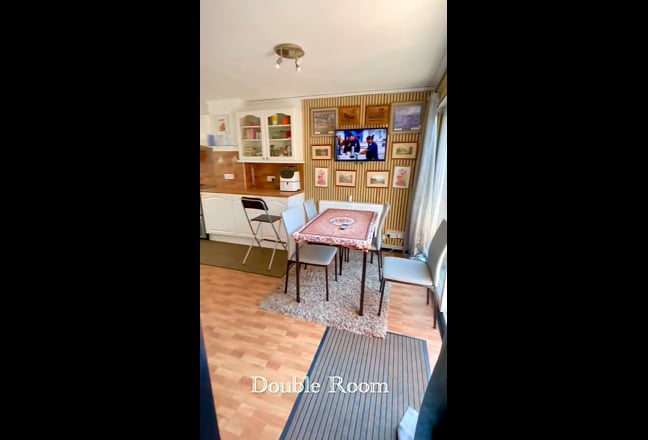 Spacious Double Room in Furnace Green Main Photo
