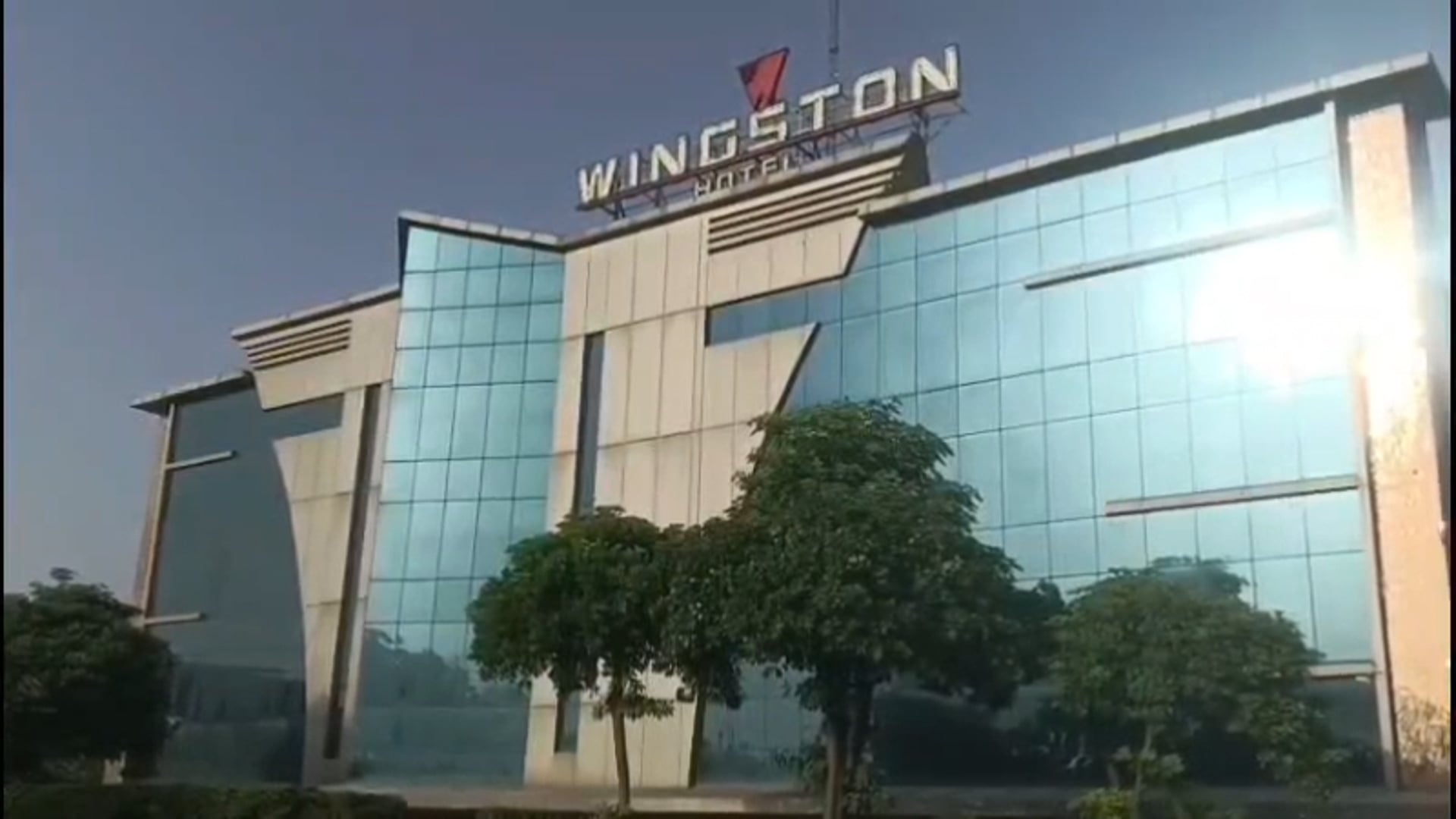मौत बनकर गिरी HOTEL WINSTON की दीवार, मजदूर ने गंवाई जान