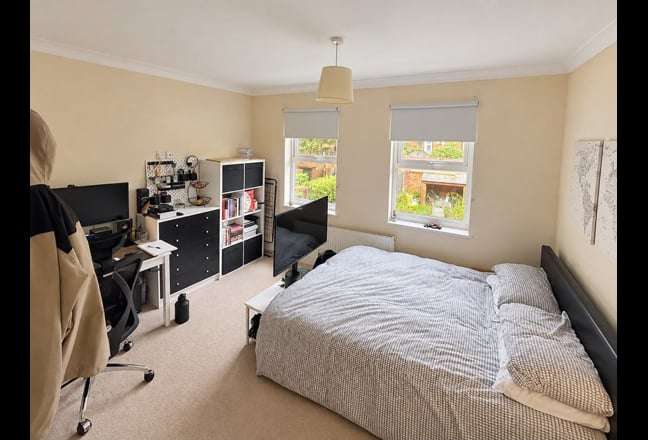 Amazing Double Ensuite  in Luxury Town House. Main Photo