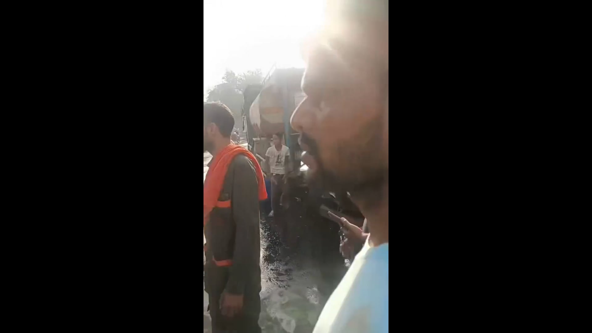 थाना एत्मादपुर क्षेत्र में फतेह सिंह की पुलिया के पास पेट्रोल और डीजल से भरा टैंकर दुर्घटना ग्रस्त हो गया बताया जा रह