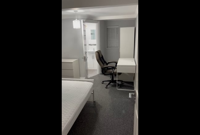 *En-Suite Double & Single Furnished Rooms* Main Photo
