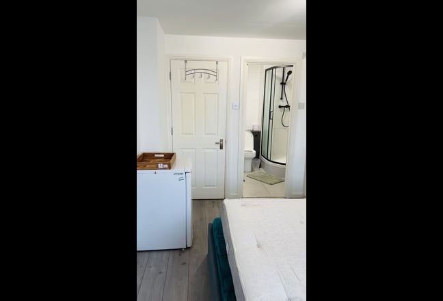 En-Suite Room in Canary Wharf – Parking & All Bill Main Photo