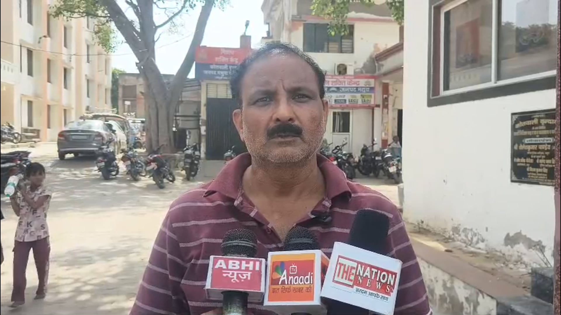 वृंदावन 

वहीं कासगंज का 16 वर्षीय मयंक सिंह चौहान भी 7 अगस्त से लापता है। परिजनों के मुताबिक दोनों की धार्मिक आस्था थी और उन्हें आशंका है कि युवक वृंदावन के किसी आश्रम या आसपास हो सकते हैं।

परिजनों ने पुलिस, प्रशासन और आश्रम प्रबंधन से सीसीटीवी फुटेज खंगालकर दोनों युवकों की तलाश की मांग की है।