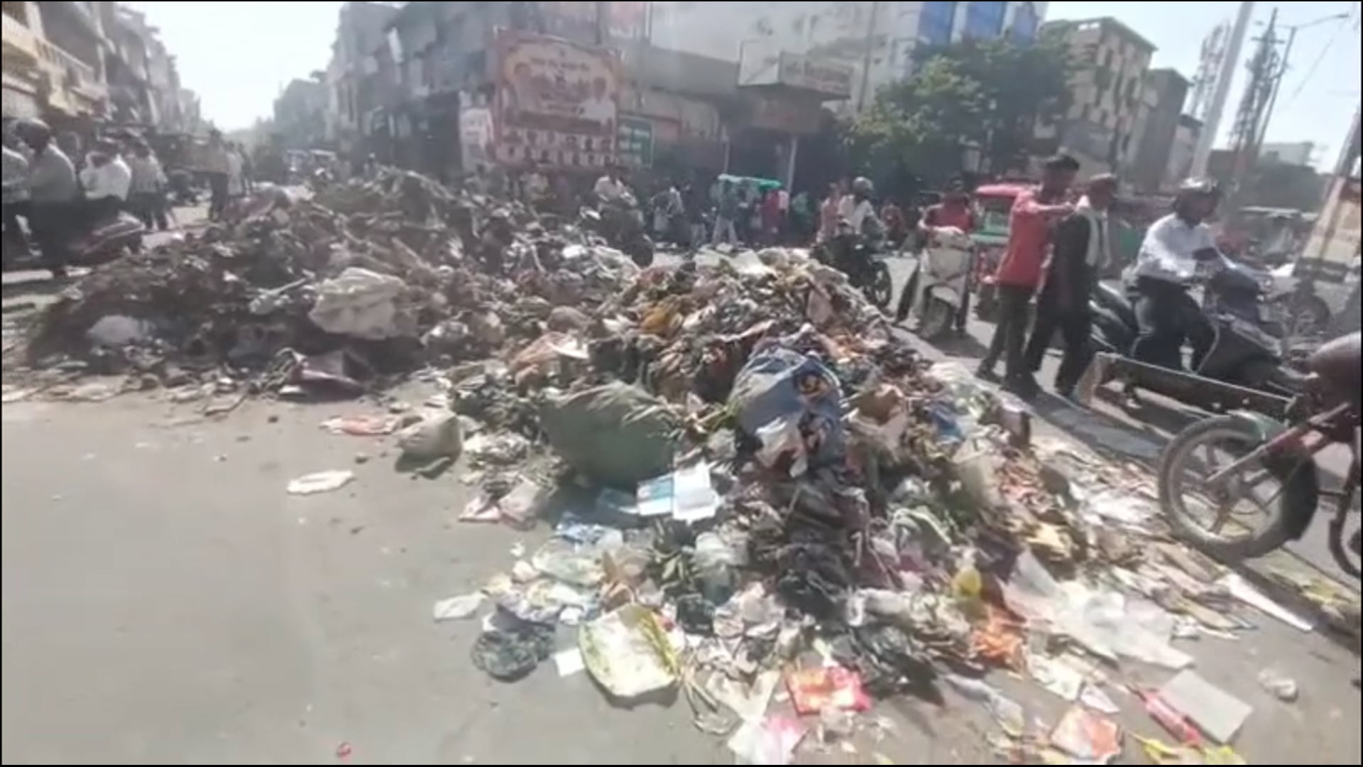 मथुरा में सफाई पर संकट! हड़ताल से सड़कों पर कूड़े का अंबार, नालियां चोक—त्योहारों से पहले बिगड़े हालात