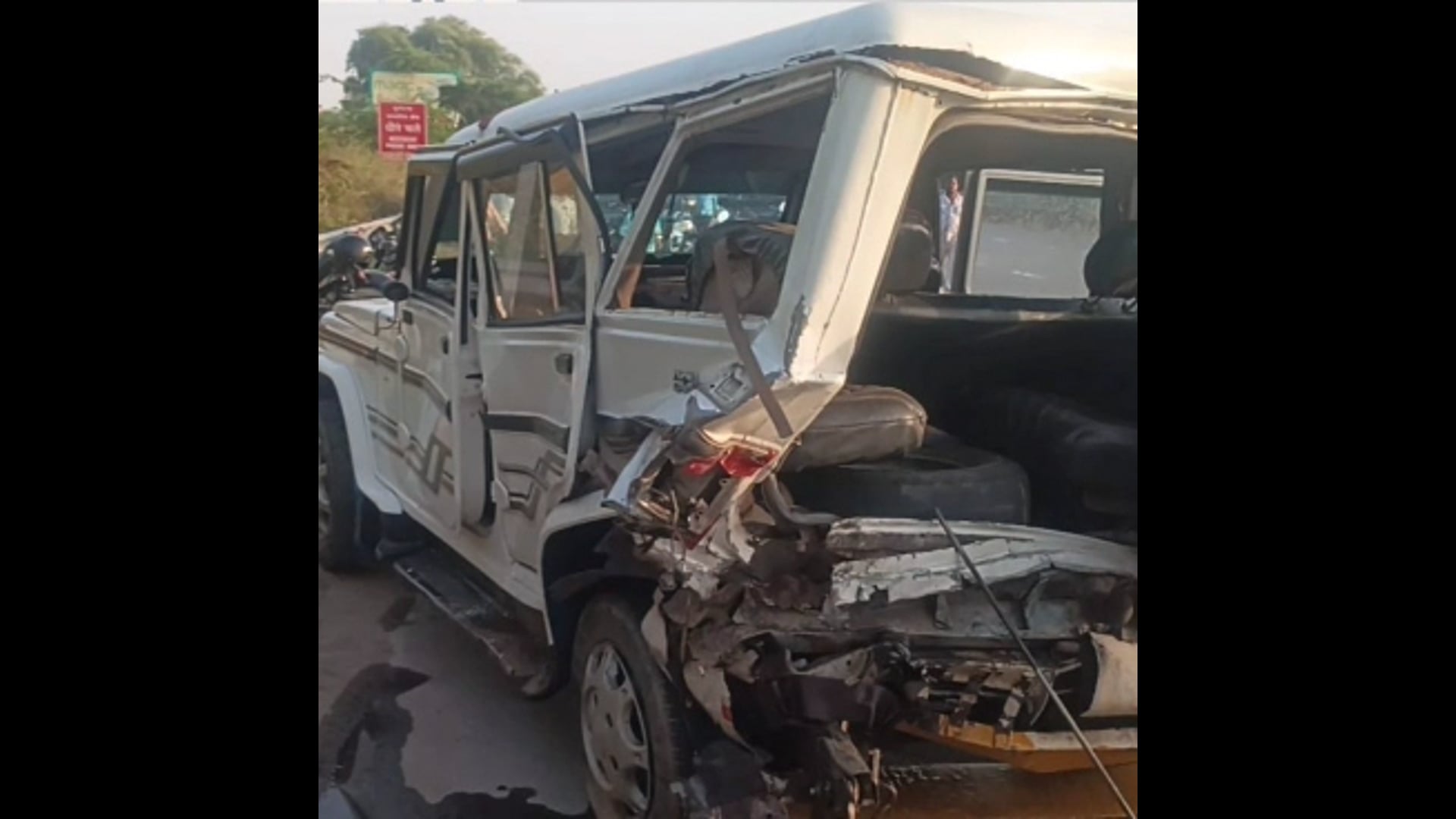 MANT-तीसरी लेन में चल रही थी पेट्रोलिंग गाड़ी… पीछे से आई कार ने मारी टक्कर, फिर लगी,भीषण आग,,