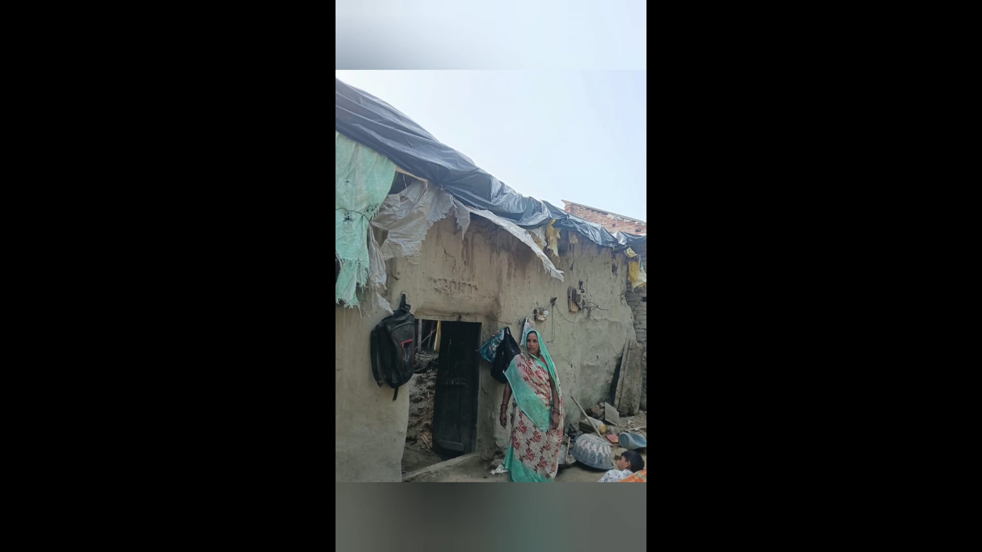 सीलन से भरभराकर गिरा कच्चा मकान, मलबे में दबा गृहस्थी का सामान—पन्नी के नीचे परिवार#latest_news 