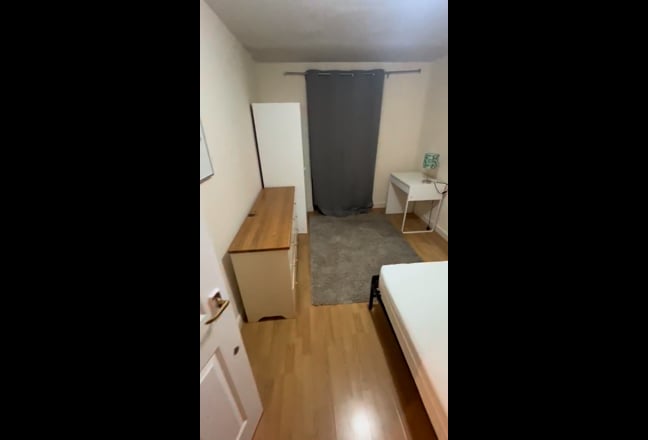 Lovely Room in Six-Bedroom House Share Within a Pr Main Photo
