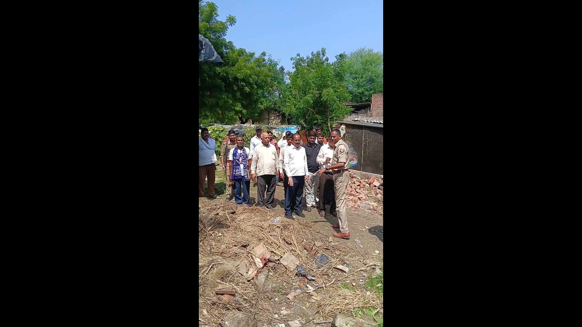 रास्ते की मांग को लेकर टावर पर चढ़ा ग्रामीण, घंटों मचा हड़कंपप्रशासन की सक्रियता से 9 फीट का कच्चा रास्ता बनकर 