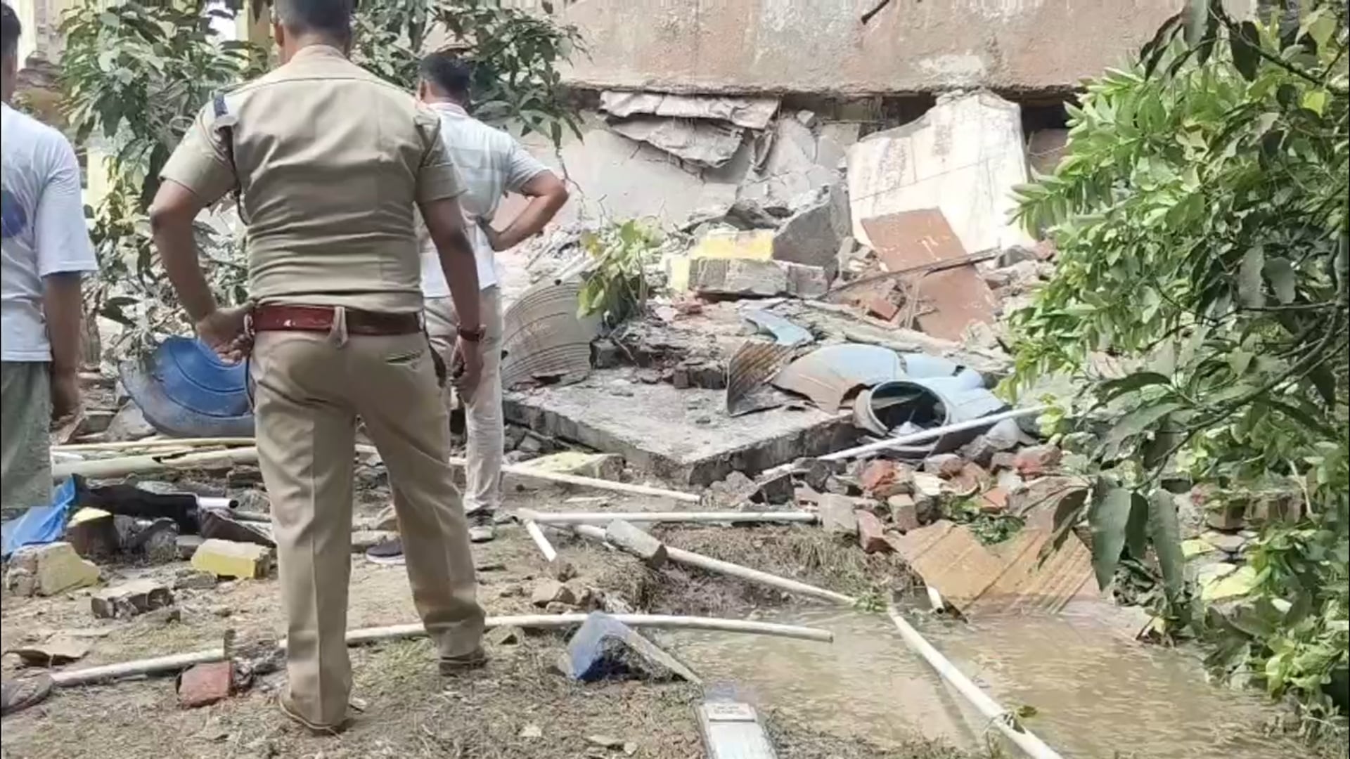 धनौरी! अमृत लॉ कॉलेज में बड़ा हादसा! पी ए सी जवान मलबे में दबा! रेस्क्यू के बाद निकाला!
