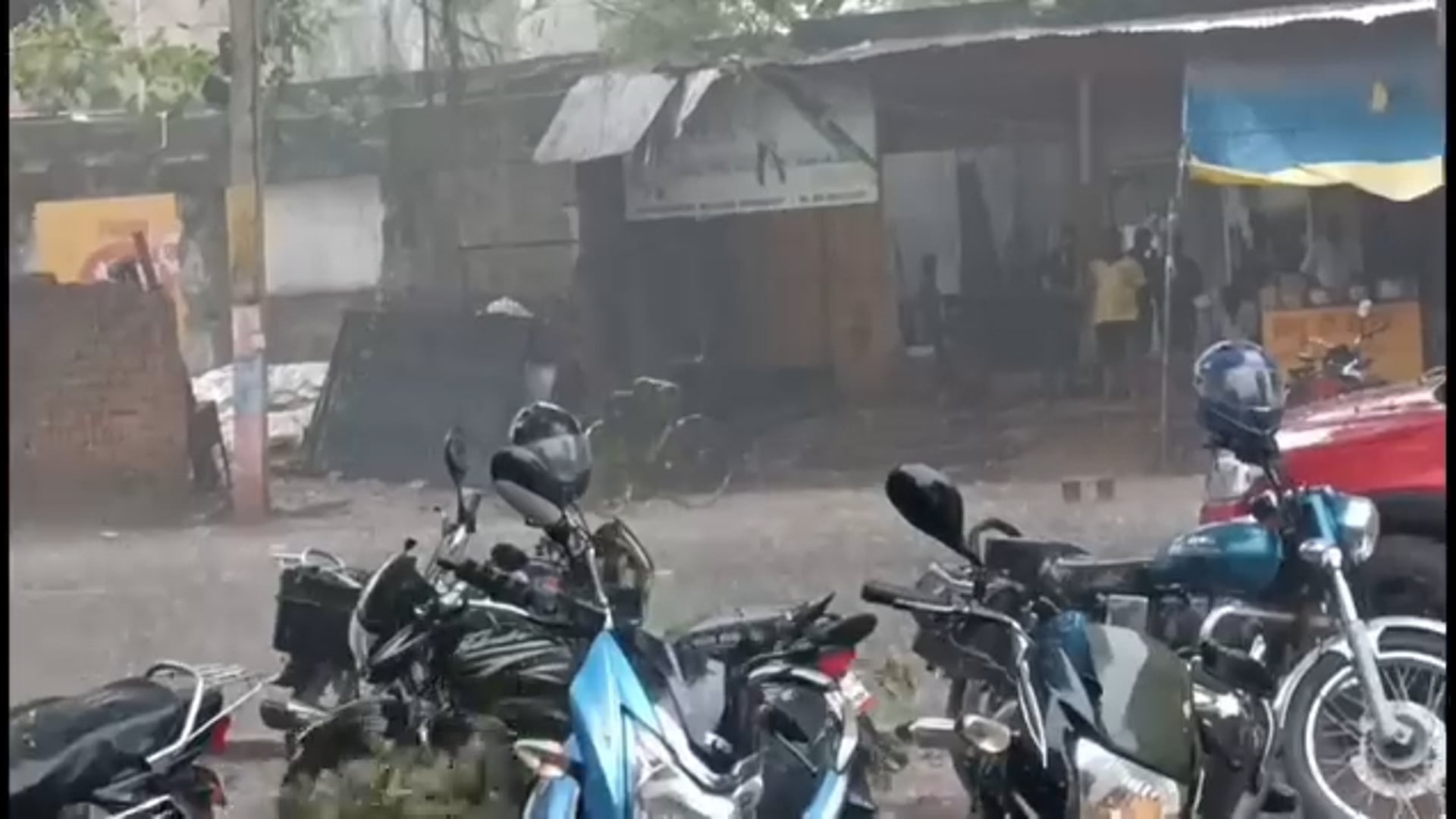 अम्बेडकरनगर में मौसम की मार, मूसलाधार बारिश और ओलावृष्टि से फसलें बर्बाद