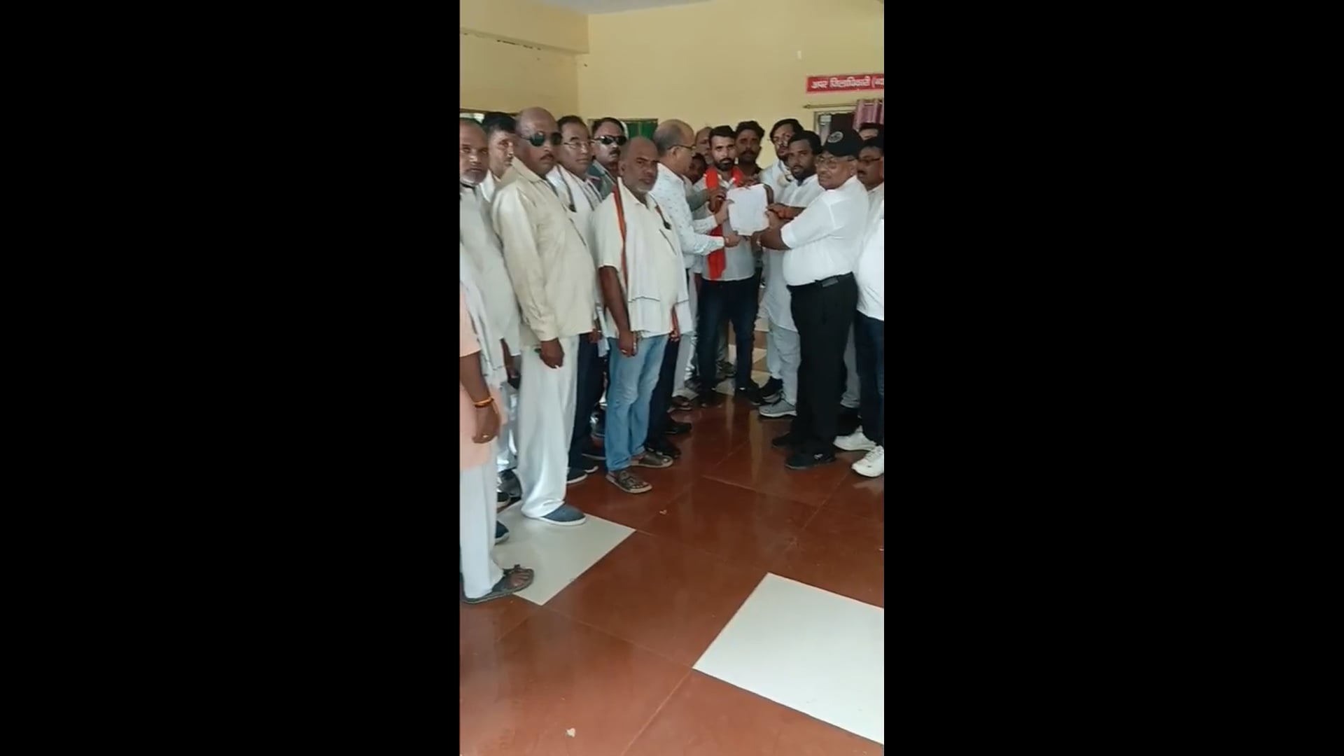 नाई समाज पर अश्लील गाने को लेकर पूरा समाज नाराज, जिलाधिकारी को दिया पत्रक 