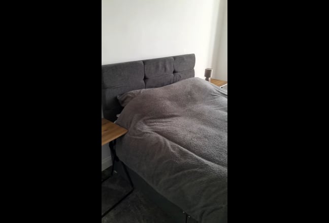 Double room to let in a 3 bedroomed house. Monday  Main Photo