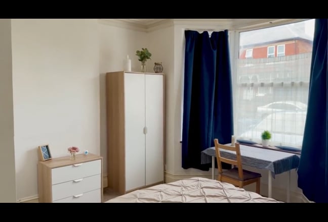 Spacious Ensuite room in large house Main Photo