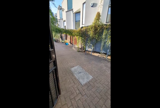 Ground-floor studio on quiet Hackney mews – Main Photo