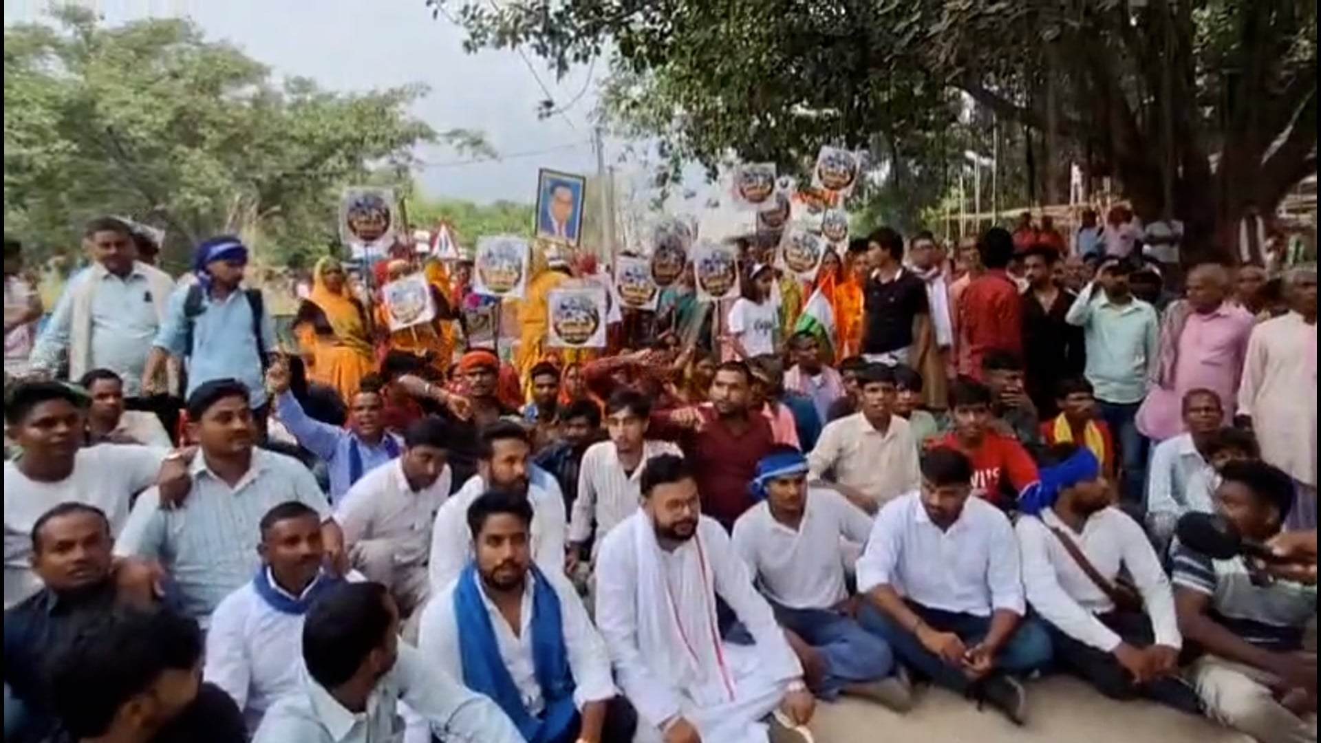 भैरोगंज गोलीकांड मामले में गिरफ्तारी नहीं होने से ग्रामीणों में आक्रोश।