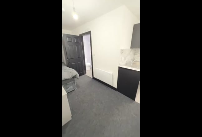Furnished En-Suite Room with Kitchenette  Main Photo