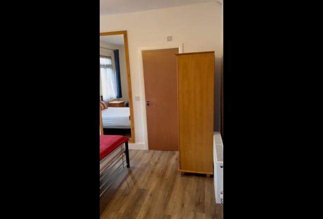 Large Double En-Suite Room-near Slough High Street Main Photo