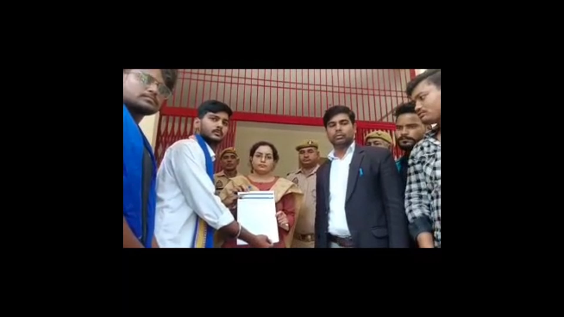 MANT-SRP स्कूल के पास शराब ठेका बना परेशानी का सबब? कॉलोनीवासियों ने डीएम को, सौंपा ज्ञापन,,