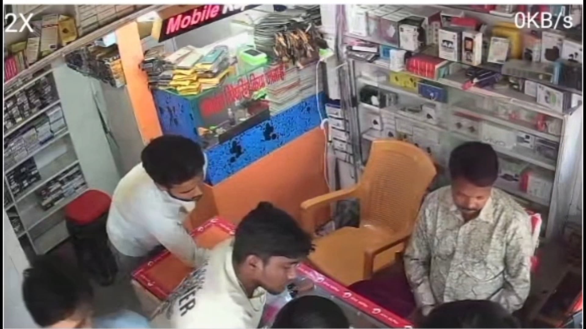 यूपीआई पेमेंट का झांसा देकर भागा युवक, बाइक पर पहले से खड़ा था साथी, सीसीटीवी में कैद हुई वारदात।