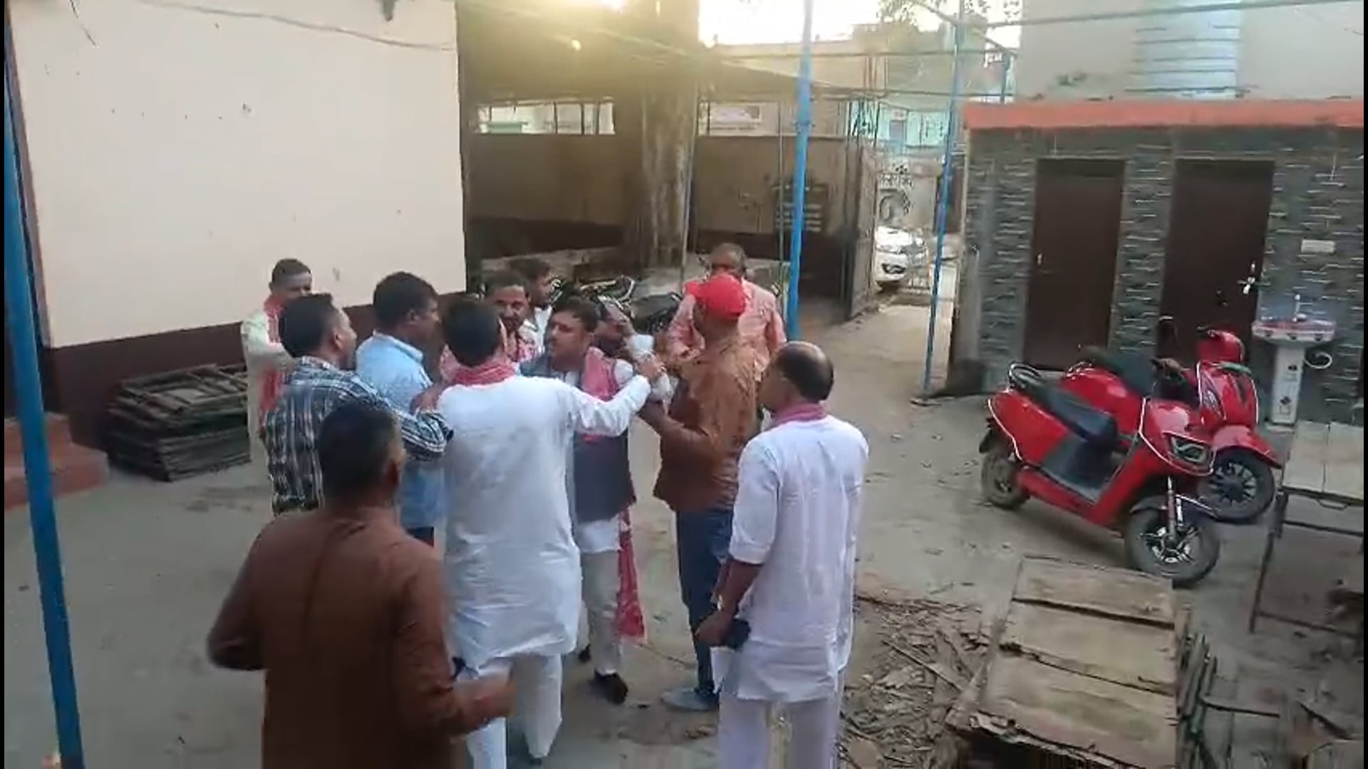 आगरा  | बाह

टिकट की दावेदारी पर सपा में संग्राम! बैठक में भिड़े नेता, हाथापाई की नौबत—वीडियो वायरल