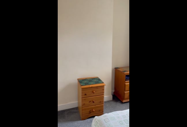 Large room with single bed  Main Photo
