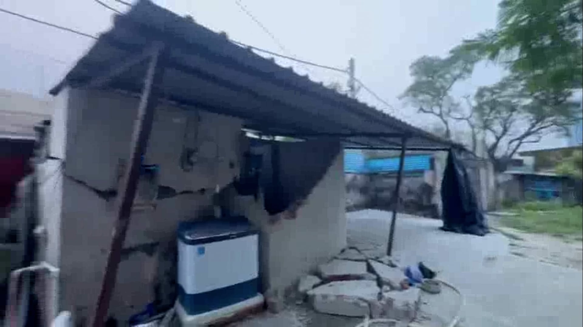 छोटी लाम! पीड़ित परिवार की सी एम धामी जी से गुहार! या तो पर्याप्त सड़क नहीं तो बड़े वाहन बंद!