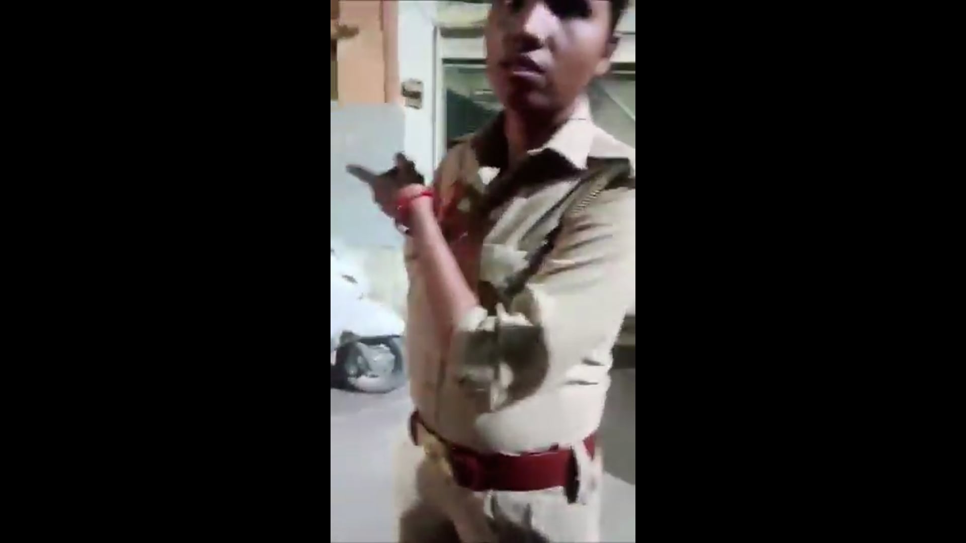 उत्तर प्रदेश-
कानपुर में महिला पुलिसकर्मी की करतूत का वीडियो सोशल मीडिया पर वायरल, ई-रिक्शा चालक को कम किराया देने का आरोप, पूरा किराया मांगने पर थाने की धमकी देने का आरोप, घटना का वीडियो वायरल होने के बाद एसीपी सीसामऊ ने लिया संज्ञान