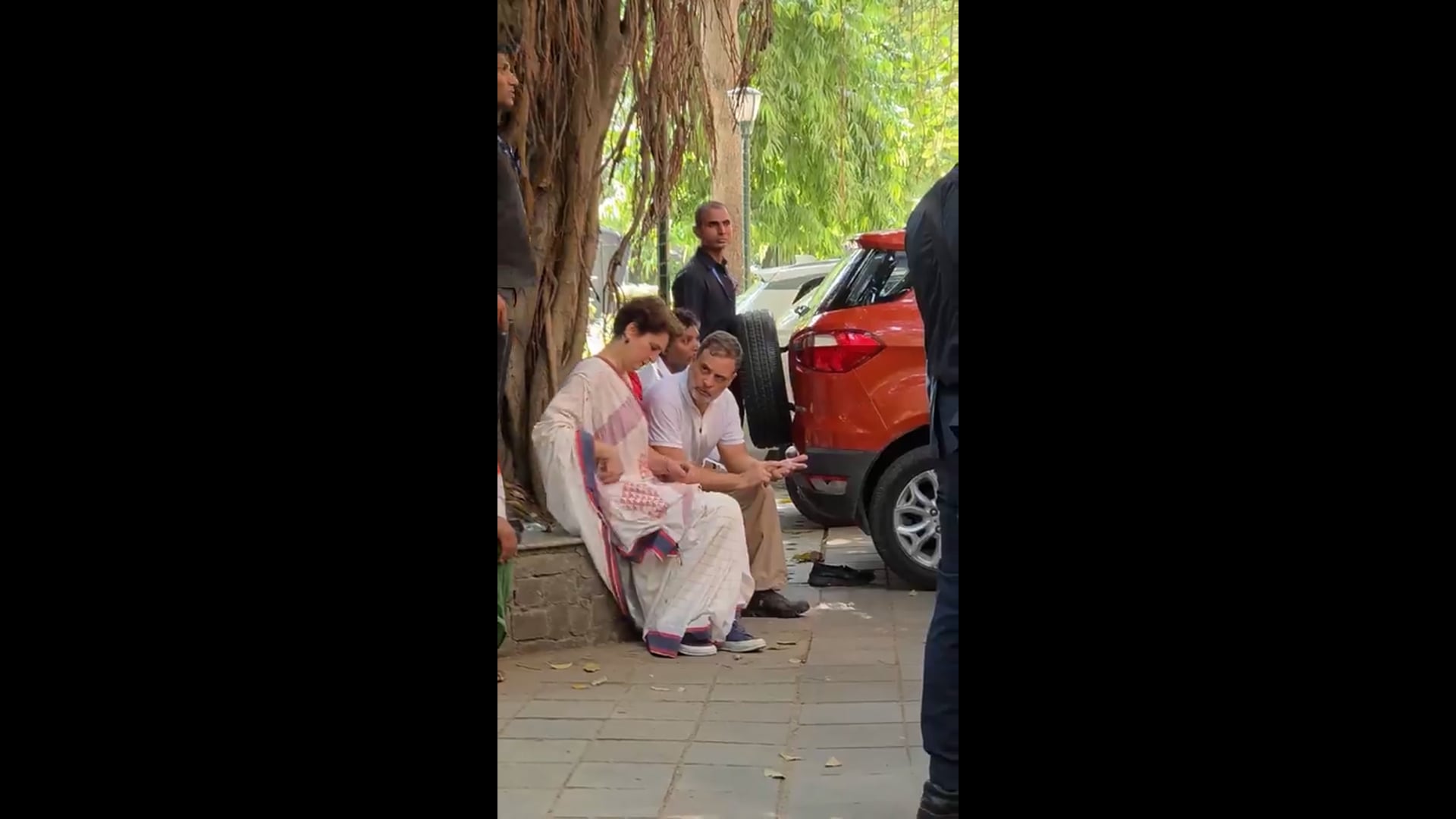 आकाशवाणी भवन परिसर में हीं राहुल और प्रियंका गांधी पेड़ तले बैठ गए हैं।
इलेक्शन कमीशन तक जाने की कोशिश में इस रस्ते भीतर दाखिल हुए थे लेकिन पुलिस ने पिछला गेट भी बंद कर दिया।  Nai Delhi