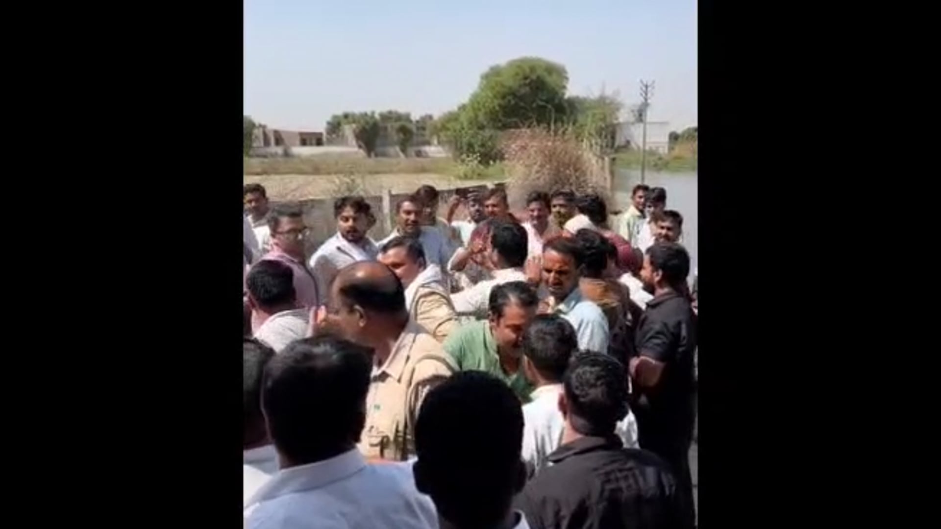 - गोवर्धन विधायक के काफिले को गांव में घुसते ही विरोध का सामना, कीचड़ में उतरकर जताया, आक्रोश,,