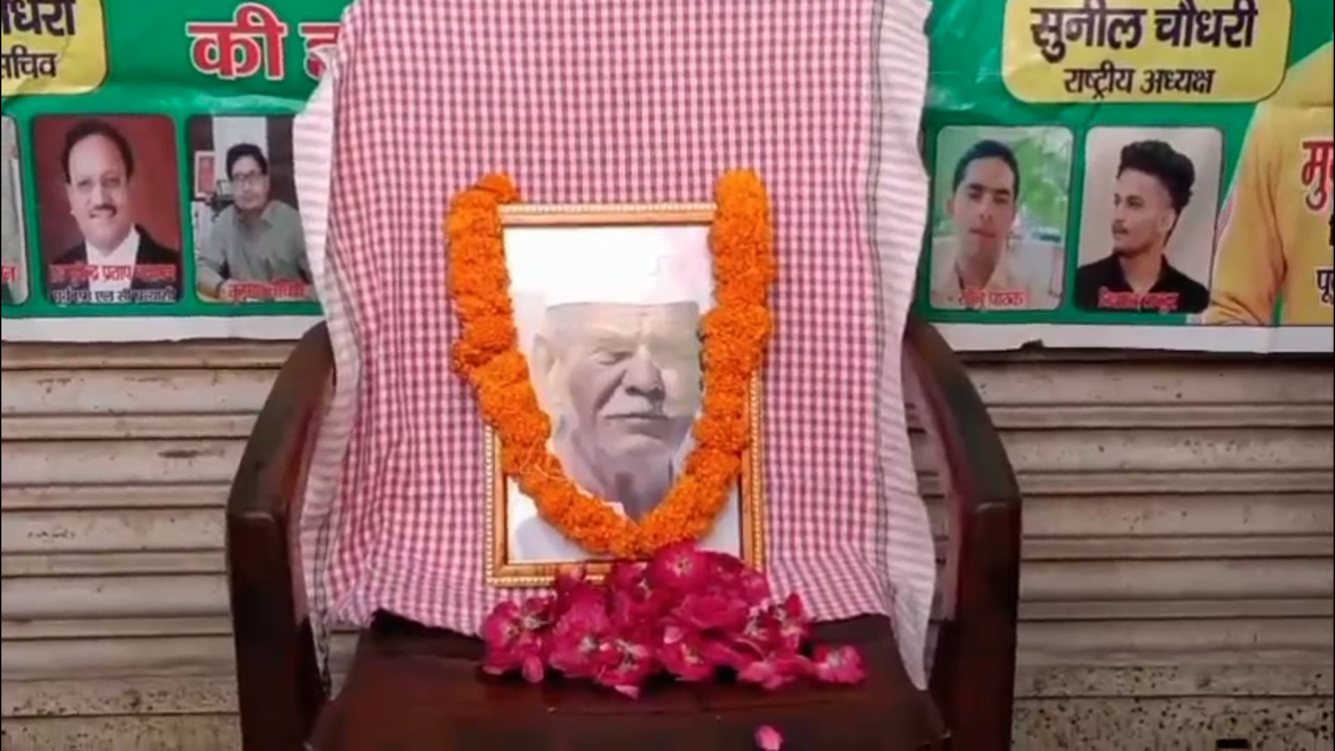 गोवर्धन चौराहा बाबा महेंद्र सिंह टिकैत की जयंती पर किसान यूनियन कार्यकर्ताओं ने किया नमन