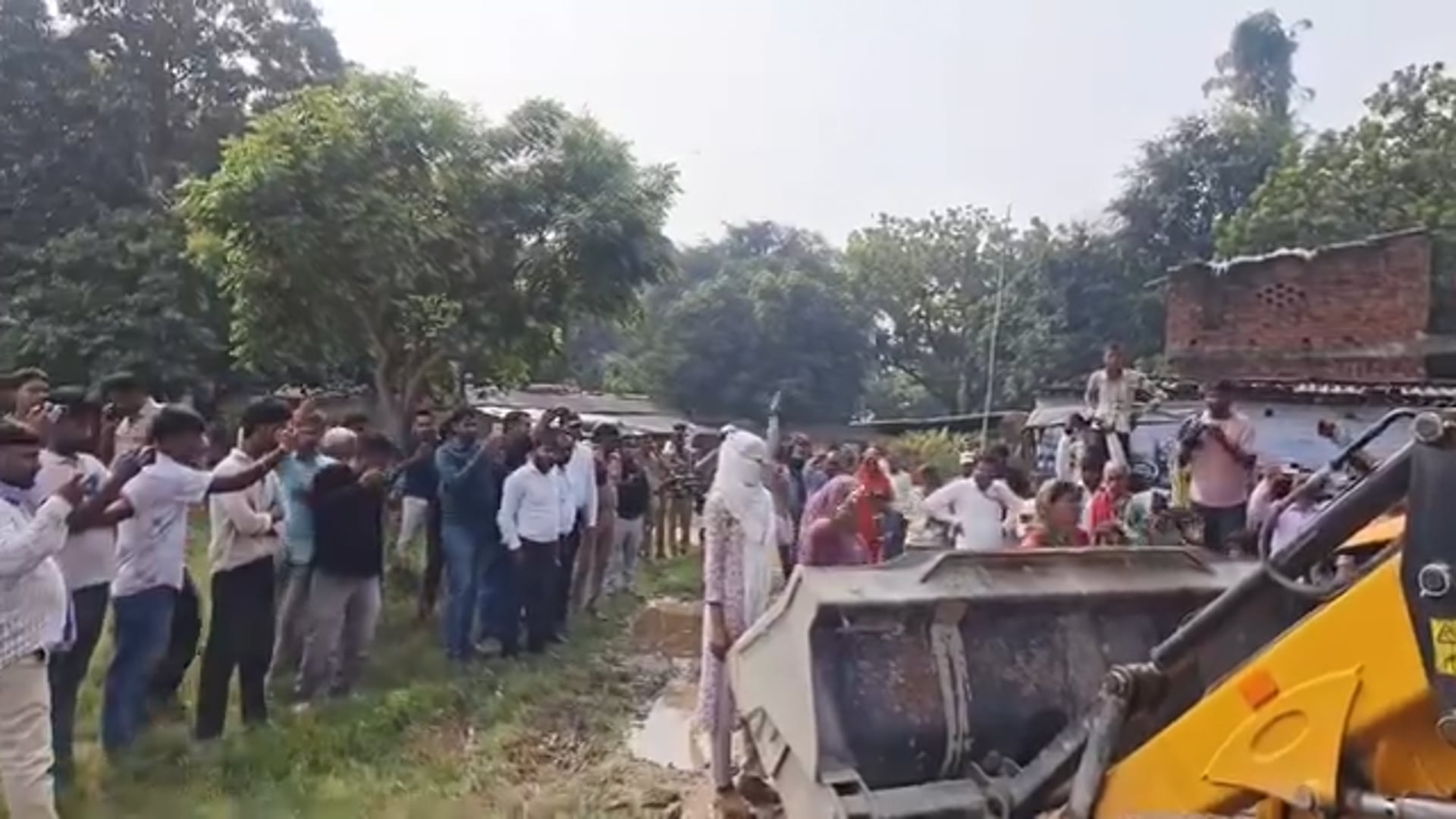 अम्बेडकरनगर अकबरपुर कोतवाली क्षेत्र के गोहन्ना में कोर्ट के आदेश पर प्रशासन की बड़ी कार्रवाई मौके पर पीएसी बल तैनात।