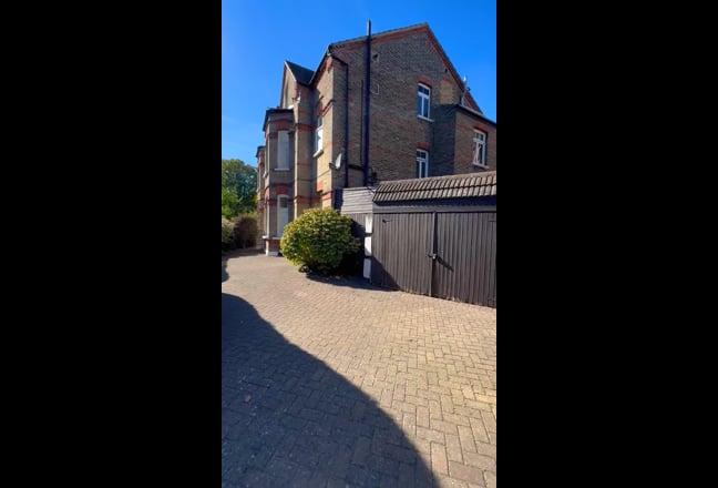 First Floor 2 Bedroom Flat Immediately Available ! Main Photo