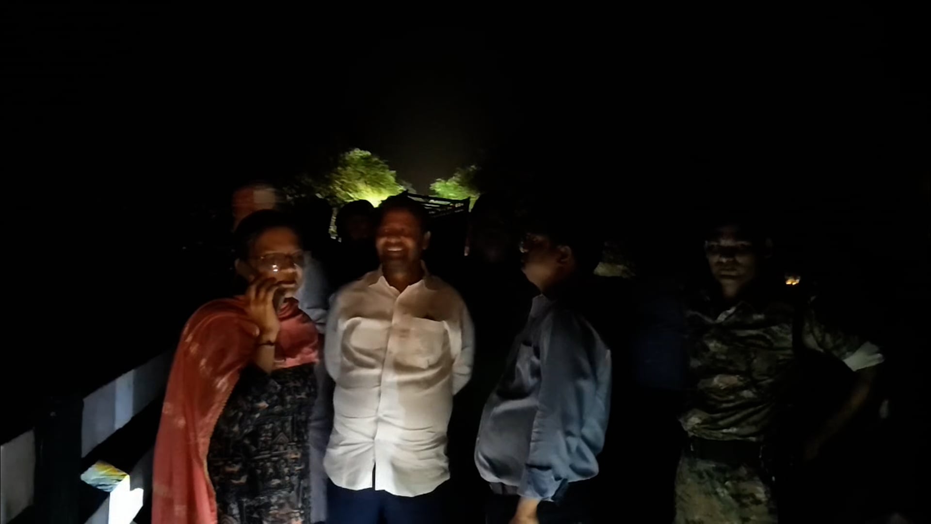 रतवल रोहुआ पुल के समीप कटाव शुरू, बगहा एसडीएम ने उच्च अधिकारियों से की बात।
